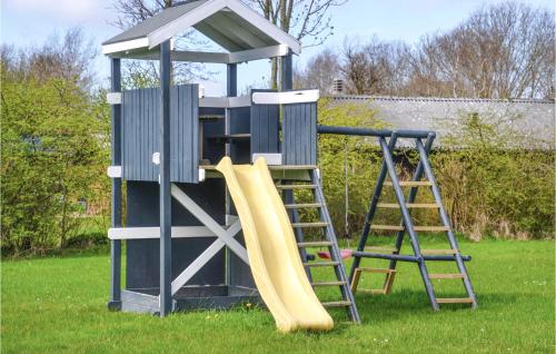 Ο χώρος παιχνιδιού για παιδιά στο Holiday Home Lærkevænget Hemmet Xii