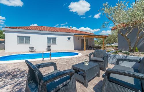 3 Bedroom Cozy Home In Sikovo