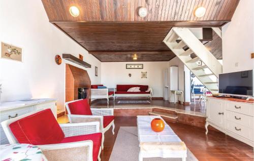 Televízia a/alebo spoločenská miestnosť v ubytovaní Two-Bedroom Holiday Home In Kraljevica