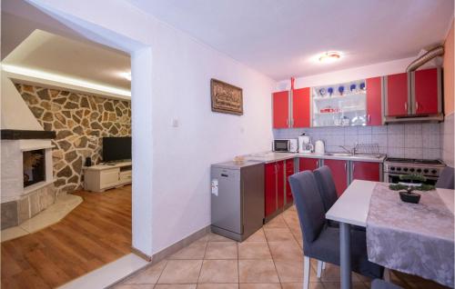 Kuchyň nebo kuchyňský kout v ubytování One-Bedroom Holiday Home With Sea View In Makarska