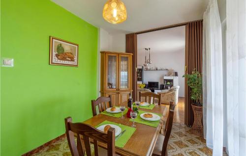 Ruang duduk di Stunning Apartment In Koromacno