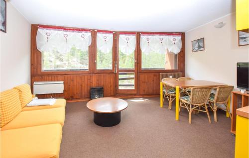 un soggiorno con un divano e un tavolo di Gorgeous Apartment In Breuil-Cervinia a Breuil-Cervinia
