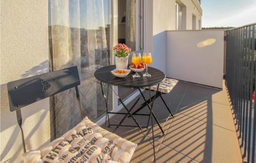 Amazing Apartment In Okrug Gornji