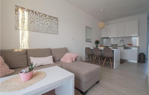 Amazing Apartment In Okrug Gornji