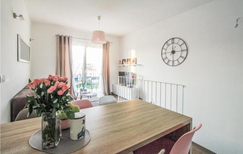 Beautiful Apartment In Okrug Gornji