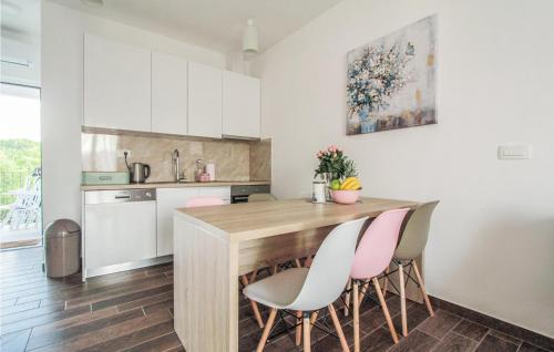 Beautiful Apartment In Okrug Gornji