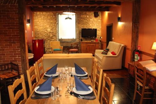 un comedor con una mesa con servilletas azules. en L'épicurien, en Doische