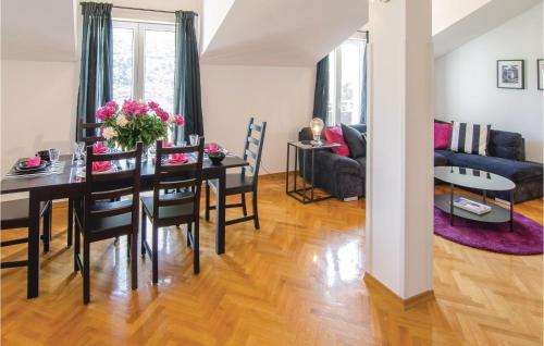 Posedenie v ubytovaní Three-Bedroom Apartment Mokosica With Sea View 08