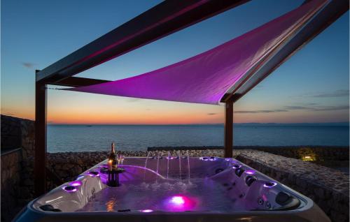 a jacuzzi tub with a view of the ocean at Nice Home In Vis With Kitchen in Vis