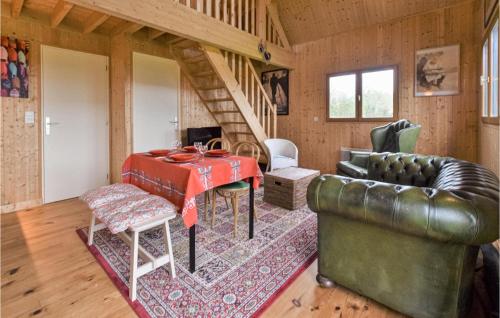 Posezení v ubytování Cozy Home In Saint-Georges-En-Auge