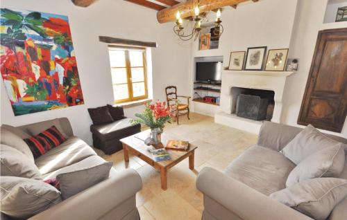 un salon avec deux canapés et une cheminée dans l'établissement Amazing Home In Murviel-Lès-Béziers, à Murviel