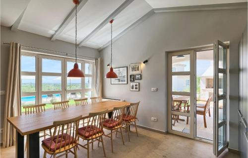 une salle à manger avec une grande table et des chaises en bois dans l'établissement Villa Carpe Diem, à Poreč