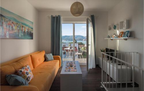 Posedenie v ubytovaní Lovely Apartment In Okrug Gornji