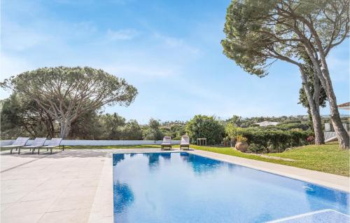 Bazén v ubytovaní 2 Bedroom Awesome Home In Marbella alebo v jeho blízkosti