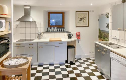 a kitchen with a checkered floor at Sonnenhang in Amblève