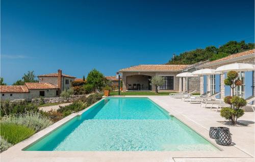une piscine dans l'arrière-cour d'une maison dans l'établissement Villa Carinzia, à Poreč