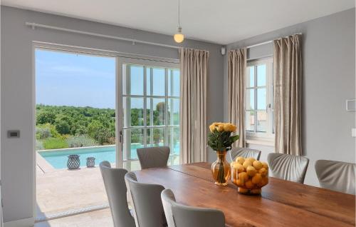 - une table à manger avec un vase d'oranges dans l'établissement Villa Carinzia, à Poreč