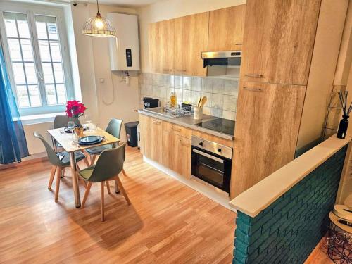 une cuisine avec une table et une salle à manger dans l'établissement Spacieux et charmant appartement de 47 m2, à Charleville-Mézières