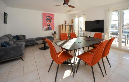 TV a/nebo společenská místnost v ubytování Cozy Home In Aigues-Mortes With Wifi