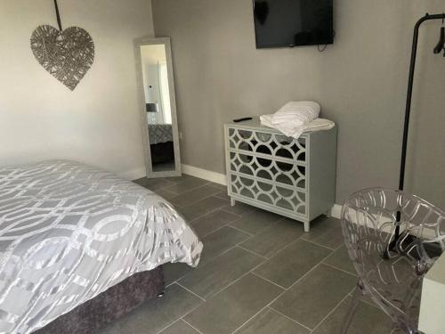 2 bedroom 4 person purpose built single story barnにあるベッド