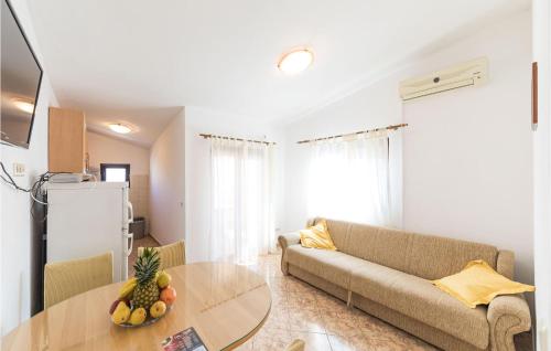 TV a/nebo společenská místnost v ubytování One-Bedroom Apartment In Okrug Donji