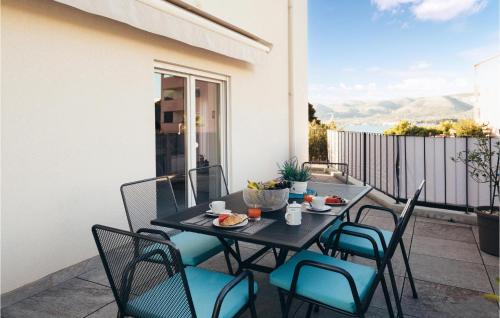 Nice Apartment In Okrug Gornji