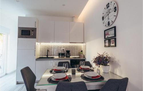 Nice Apartment In Okrug Gornji