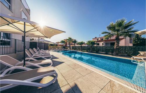 Lovely Apartment In Okrug Gornji