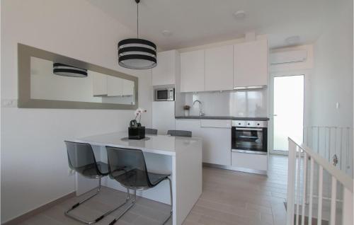 Gorgeous Apartment In Okrug Gornji