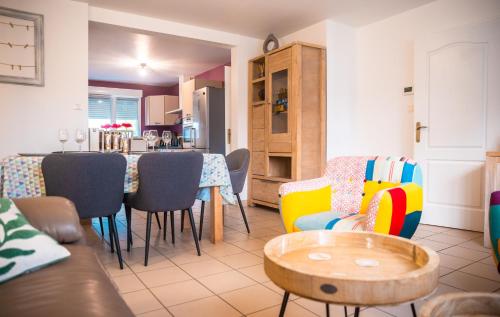 un salon avec une table et des chaises dans l'établissement Maison Malo Plage, à Dunkerque