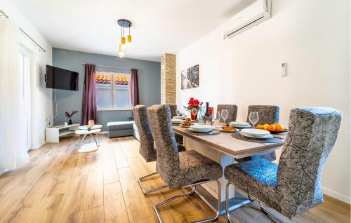 Un comedor y una sala de estar con mesa y sillas. en 3 Bedroom Cozy Home In Biograd Na Moru, en Biograd na Moru