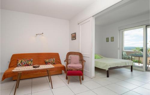 2 Bedroom Nice Apartment In Dramalj