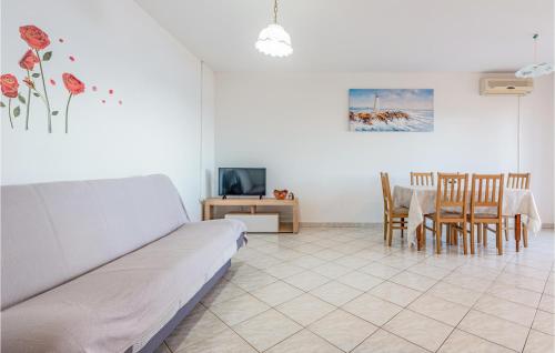 Μια τηλεόραση ή/και κέντρο ψυχαγωγίας στο 2 Bedroom Nice Apartment In Kustici