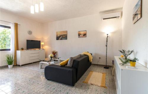 Μια τηλεόραση ή/και κέντρο ψυχαγωγίας στο 2 Bedroom Awesome Home In Seline