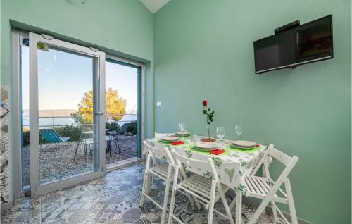 Beautiful Apartment In Gondolici