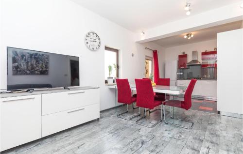 Two-Bedroom Apartment In Okrug Donji