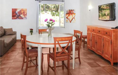 Χώρος καθιστικού στο 3 Bedroom Amazing Home In Callian