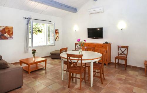 un salon avec une table et une télévision dans l'établissement 3 Bedroom Amazing Home In Callian, à Callian