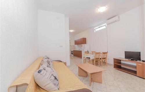 Cozy Apartment In Biograd With Wifi