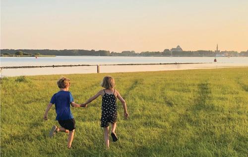 カンペルラントにあるAmazing Home In Kamperland With Wifiの野原を歩いている少年