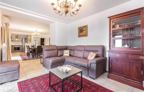 Posezení v ubytování 4 Bedroom Amazing Home In Praputnjak