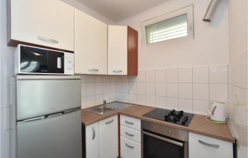 Kuchyň nebo kuchyňský kout v ubytování Two-Bedroom Apartment In Podstrana