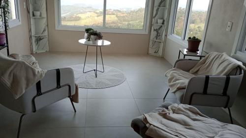 Χώρος καθιστικού στο Casa Temporada Monte Belo do Sul