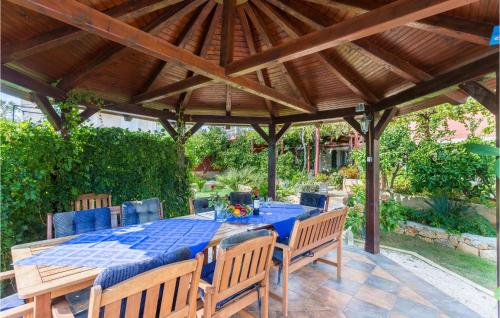 Κήπος έξω από το Nice Home In Ugljan With Wifi