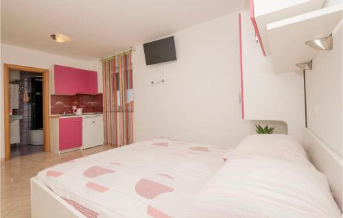 Postel nebo postele na pokoji v ubytování Lovely Apartment In Krvavica