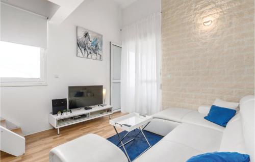 Televízia a/alebo spoločenská miestnosť v ubytovaní 1 Bedroom Pet Friendly Apartment In Pag
