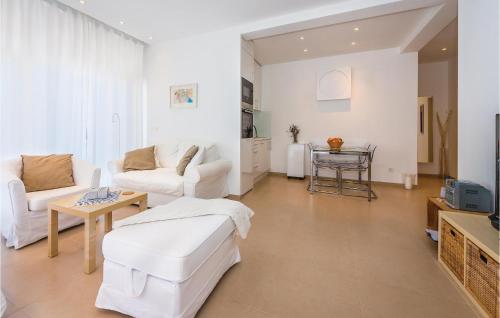Televízia a/alebo spoločenská miestnosť v ubytovaní Two-Bedroom Apartment In Murter