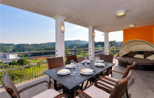 a dining room with a table and chairs on a balcony at Cozy Home In Varazdinske Toplice in Varaždinske Toplice