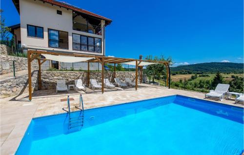 Bazén v ubytování 1 Bedroom Lovely Apartment In Rakovica nebo v jeho okolí