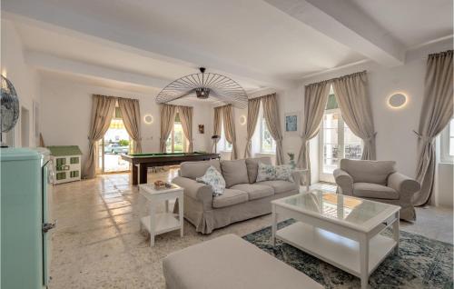 ein Wohnzimmer mit einer Couch und einem Billardtisch in der Unterkunft Awesome Home In Jadranovo in Jadranovo